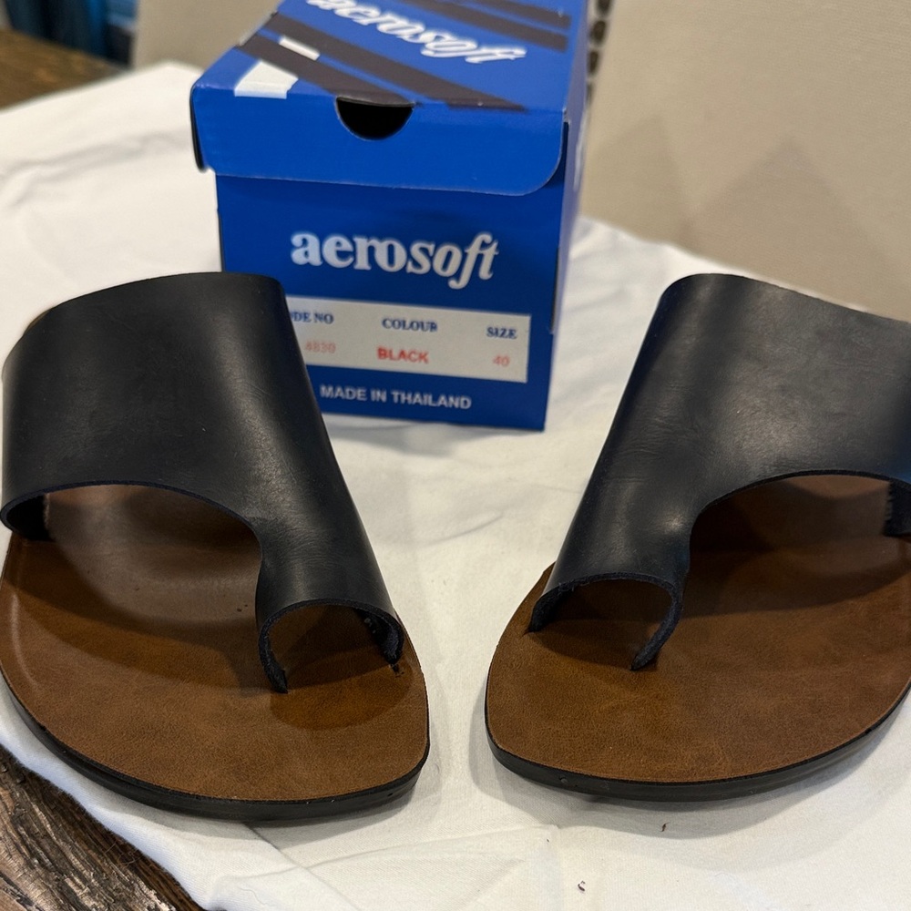 Women’s black Aerosoft sandals